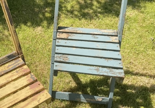 Wat is de gemakkelijkste manier om verf van hout te verwijderen?